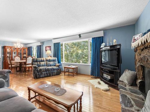 866 Glenacre Road, Kamloops, BC - Indoor Photo Showing Living Room