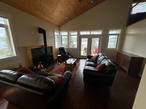 6352 Monck Park Rd, Merritt, BC - Indoor Photo Showing Living Room