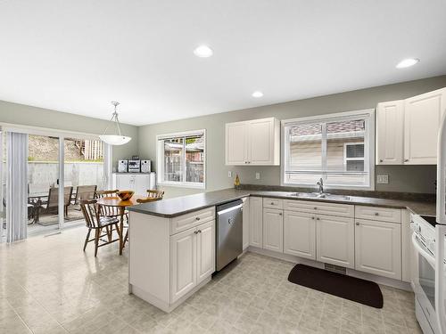 1266 Raven Drive, Kamloops, BC - Indoor Photo Showing Kitchen