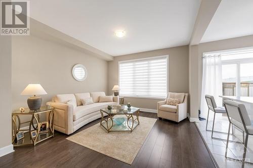 11 Aura Avenue, Ottawa, ON - Indoor Photo Showing Living Room