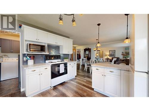 5151 Watson Lake Road, 100 Mile House, BC - Indoor Photo Showing Kitchen