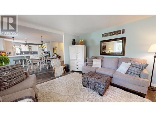 5151 Watson Lake Road, 100 Mile House, BC - Indoor Photo Showing Living Room