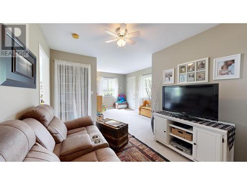 5151 Watson Lake Road, 100 Mile House, BC - Indoor Photo Showing Living Room