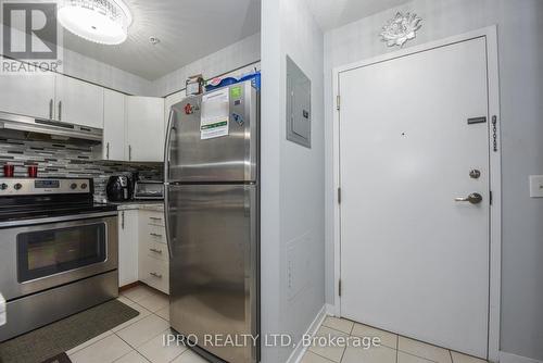 2111 - 6 Dayspring Circle, Brampton, ON - Indoor Photo Showing Kitchen