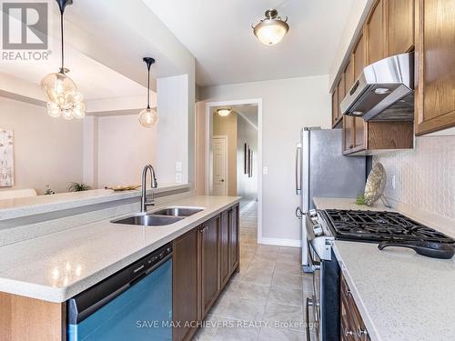 31 Kamori Road, Caledon, ON - Indoor Photo Showing Kitchen With Double Sink With Upgraded Kitchen