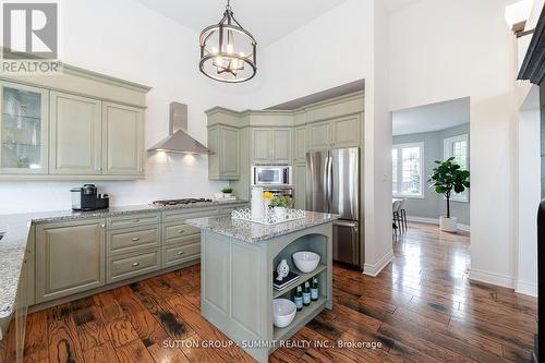 13 Classic Drive, Brampton, ON - Indoor Photo Showing Kitchen With Upgraded Kitchen