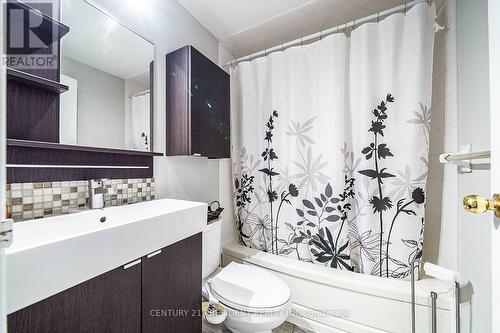 402 - 81 Charlton Avenue E, Hamilton, ON - Indoor Photo Showing Bathroom