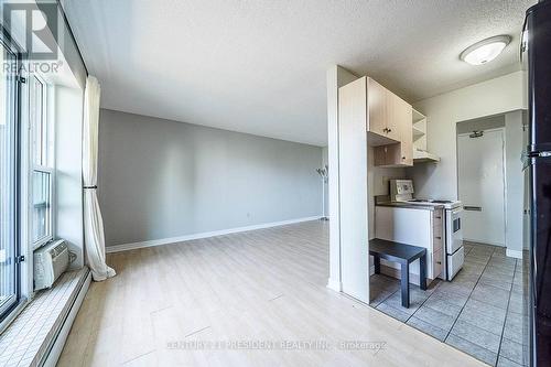 402 - 81 Charlton Avenue E, Hamilton, ON - Indoor Photo Showing Kitchen