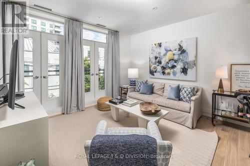 34 - 33 Price Street, Toronto, ON - Indoor Photo Showing Living Room