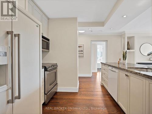 311 - 185 Robinson Street, Oakville, ON - Indoor Photo Showing Kitchen With Upgraded Kitchen