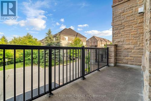 64 Chapman Court, Aurora, ON - Outdoor With Balcony