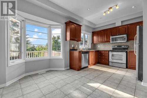 64 Chapman Court, Aurora, ON - Indoor Photo Showing Kitchen