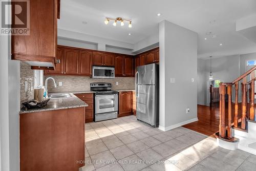 64 Chapman Court, Aurora, ON - Indoor Photo Showing Kitchen