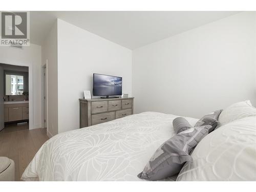 1191 Sunset Drive Unit# 2706, Kelowna, BC - Indoor Photo Showing Bedroom