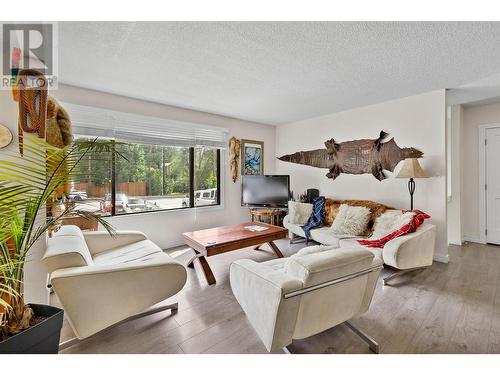 750 Mcclure Road, Kelowna, BC - Indoor Photo Showing Living Room