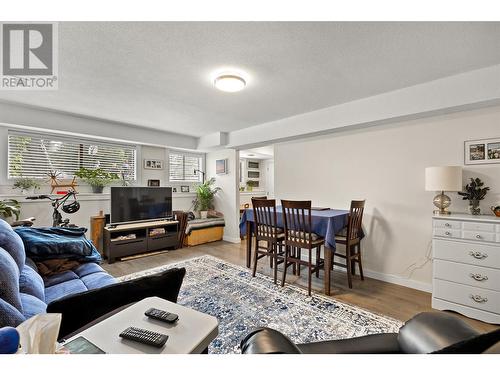 750 Mcclure Road, Kelowna, BC - Indoor Photo Showing Living Room