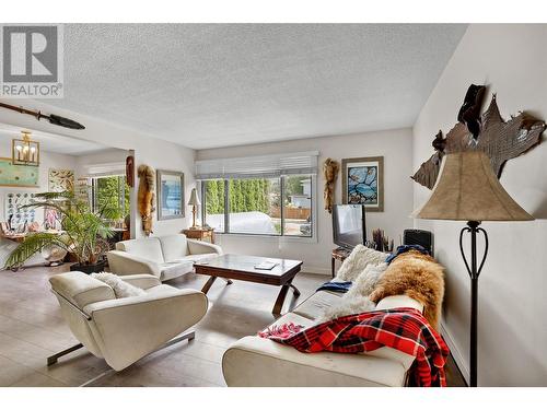 750 Mcclure Road, Kelowna, BC - Indoor Photo Showing Living Room