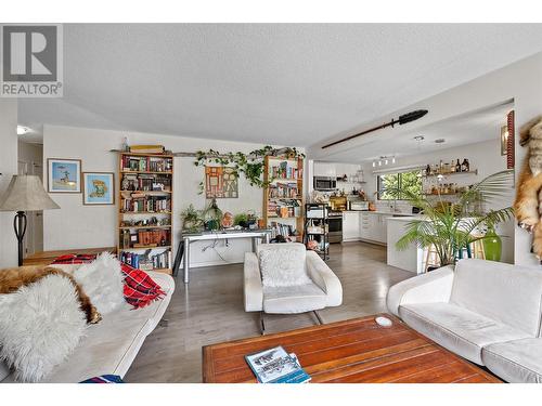 750 Mcclure Road, Kelowna, BC - Indoor Photo Showing Living Room