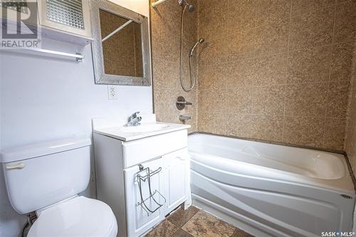 215 6Th Street E, Prince Albert, SK - Indoor Photo Showing Bathroom