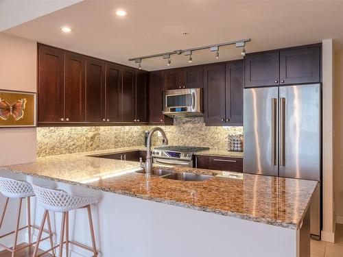 1408-75 Martin Street, Penticton, BC - Indoor Photo Showing Kitchen With Double Sink With Upgraded Kitchen