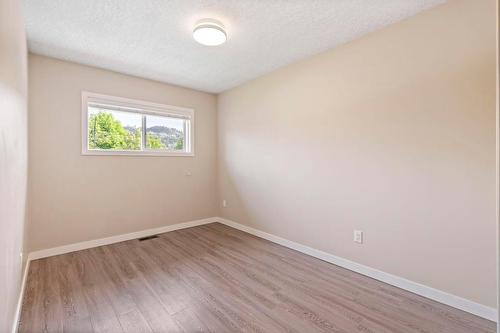 960 Wilson Avenue, Kelowna, BC - Indoor Photo Showing Laundry Room