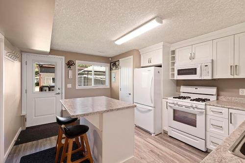 960 Wilson Avenue, Kelowna, BC - Indoor Photo Showing Kitchen With Double Sink
