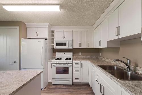 960 Wilson Avenue, Kelowna, BC - Indoor Photo Showing Living Room