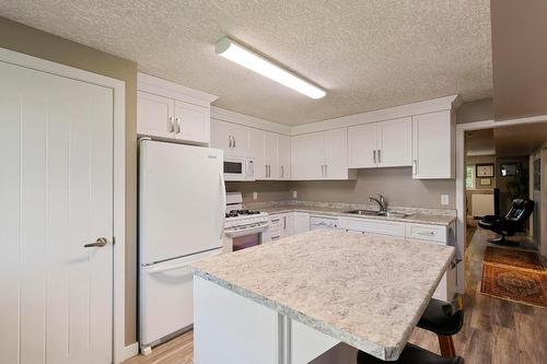 960 Wilson Avenue, Kelowna, BC - Indoor Photo Showing Other Room With Fireplace