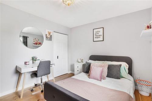 87 Essling Avenue, Hamilton, ON - Indoor Photo Showing Bedroom