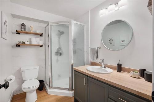 87 Essling Avenue, Hamilton, ON - Indoor Photo Showing Bathroom