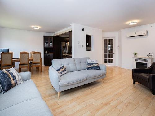 Salon - 403-14389 Rue Jolicoeur, Montréal (Pierrefonds-Roxboro), QC - Indoor Photo Showing Living Room