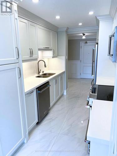 312 - 7 Townsgate Drive, Vaughan (Crestwood-Springfarm-Yorkhill), ON - Indoor Photo Showing Kitchen With Double Sink