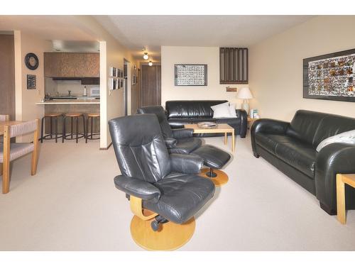 14 - 8040 Radium Golf Course Road, Radium Hot Springs, BC - Indoor Photo Showing Living Room