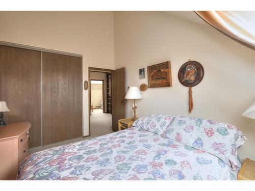 14 - 8040 Radium Golf Course Road, Radium Hot Springs, BC - Indoor Photo Showing Bedroom