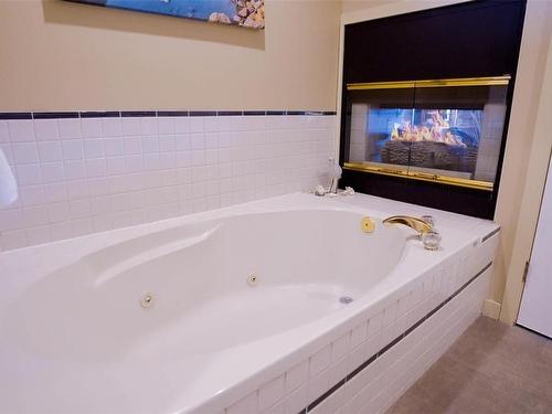 521-1600 Stroulger Rd, Nanoose Bay, BC - Indoor Photo Showing Bathroom