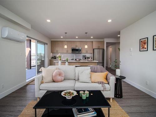 502-135 Haliburton St, Nanaimo, BC - Indoor Photo Showing Living Room