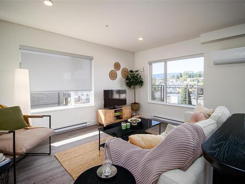 502-135 Haliburton St, Nanaimo, BC - Indoor Photo Showing Living Room