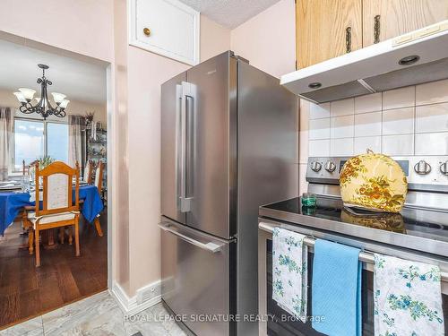 4367 Lawrence Ave E, Toronto, ON - Indoor Photo Showing Kitchen