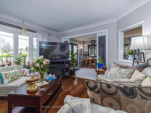 4367 Lawrence Ave E, Toronto, ON - Indoor Photo Showing Living Room