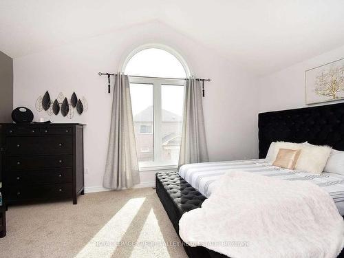 5638 Longboat Ave, Mississauga, ON - Indoor Photo Showing Bedroom