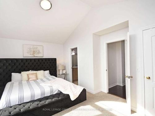 5638 Longboat Ave, Mississauga, ON - Indoor Photo Showing Bedroom