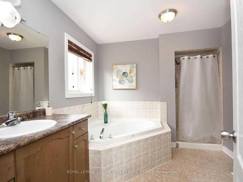 5638 Longboat Ave, Mississauga, ON - Indoor Photo Showing Bathroom