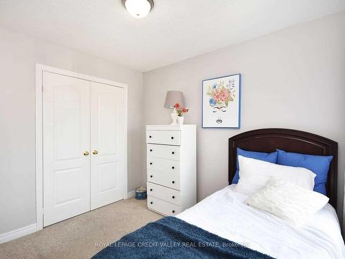 5638 Longboat Ave, Mississauga, ON - Indoor Photo Showing Bedroom