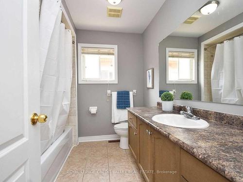 5638 Longboat Ave, Mississauga, ON - Indoor Photo Showing Bathroom