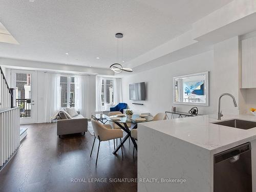 23-150 Long Branch Ave, Toronto, ON - Indoor Photo Showing Kitchen With Upgraded Kitchen