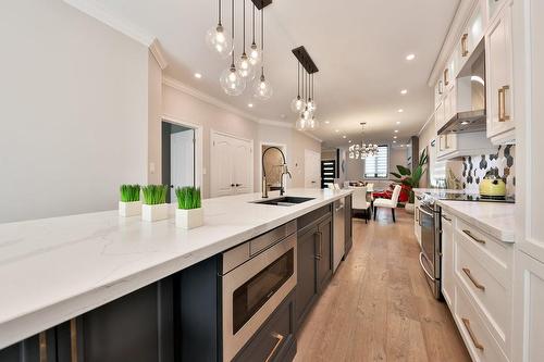 4669 Leanna Heights Road, Burlington, ON - Indoor Photo Showing Kitchen With Double Sink With Upgraded Kitchen