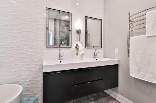 4669 Leanna Heights Road, Burlington, ON - Indoor Photo Showing Bathroom