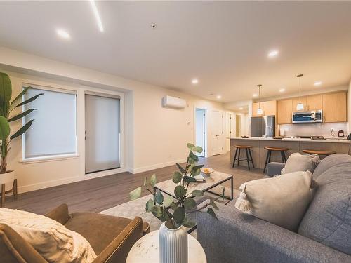 206-135 Haliburton St, Nanaimo, BC - Indoor Photo Showing Living Room