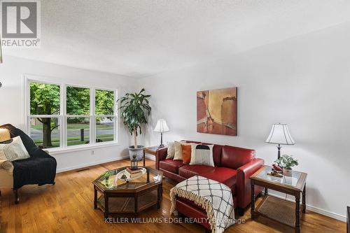 2060 Hunters Wood Drive, Burlington, ON - Indoor Photo Showing Living Room