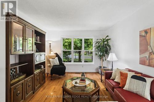 2060 Hunters Wood Drive, Burlington, ON - Indoor Photo Showing Living Room